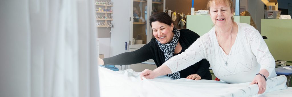Folk som jobbar med textil