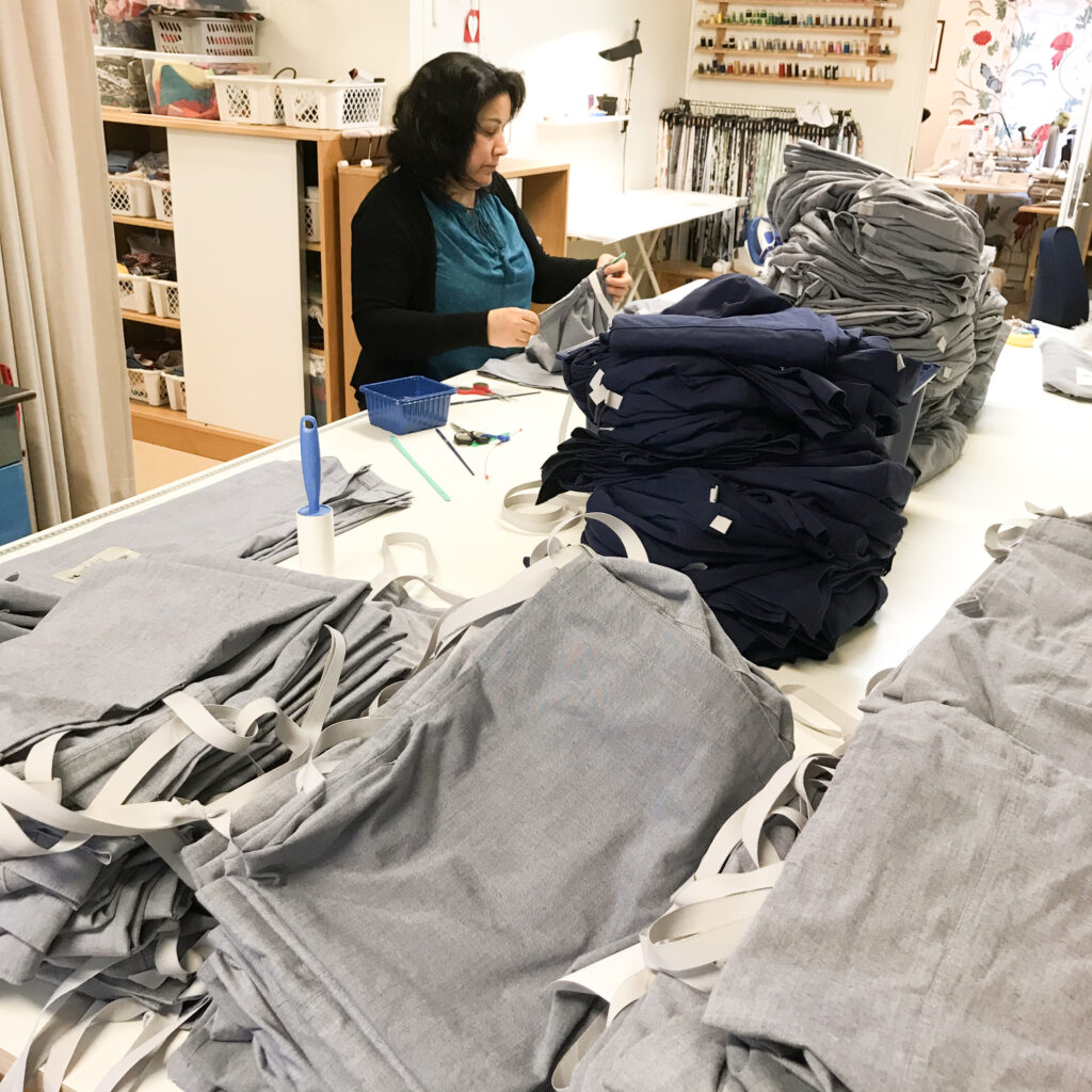 Handsydda väskor under produktion