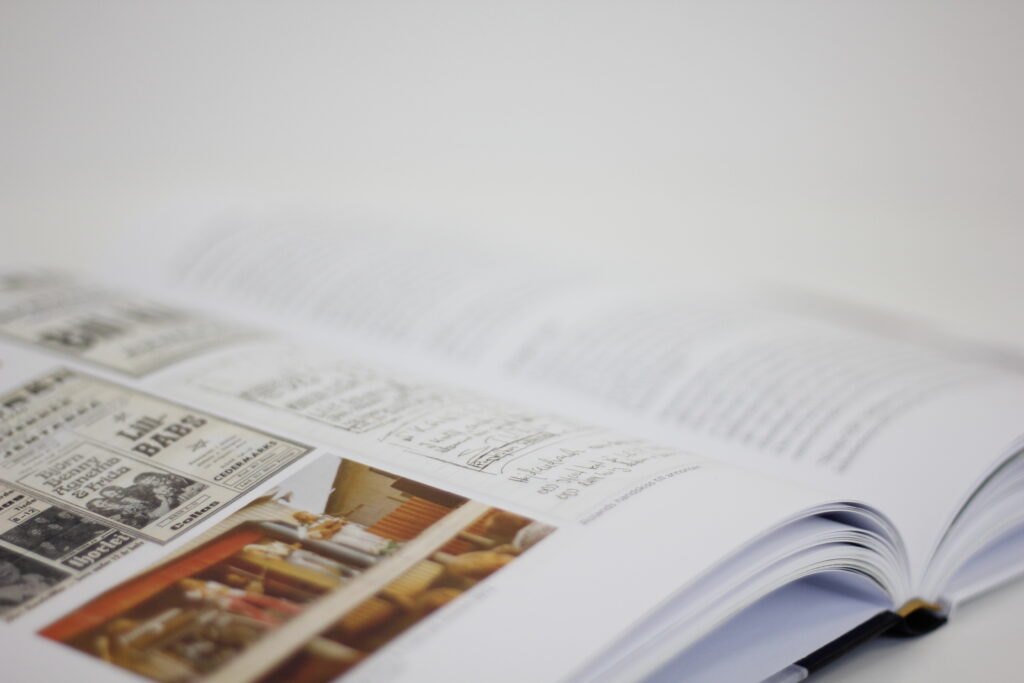 En uppslagen bok med färgbilder