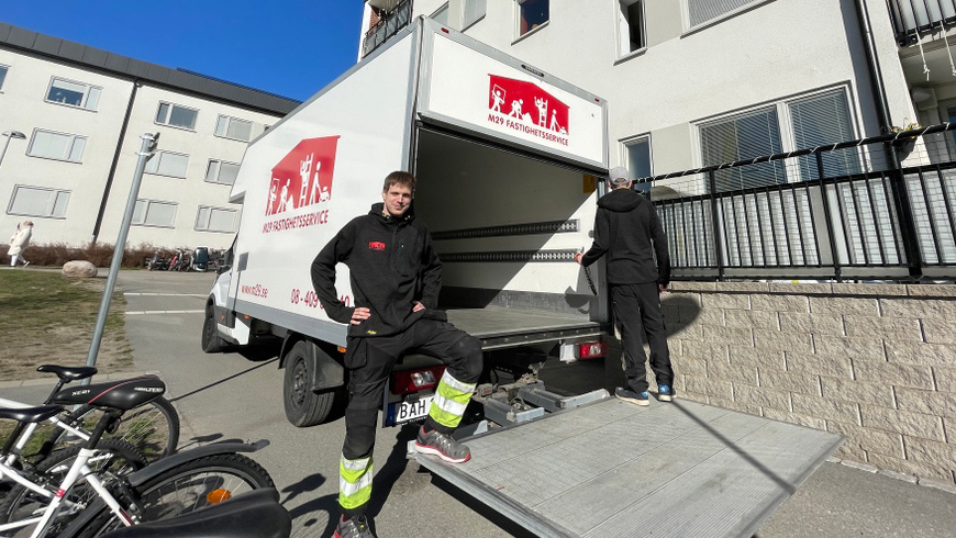 Lastbil och arbetare
